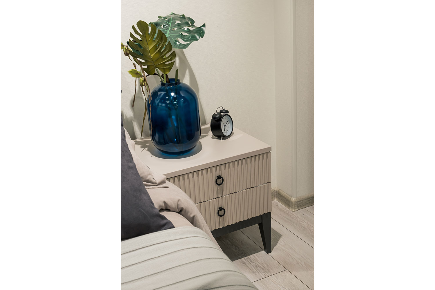 Прикроватные тумбы - изображение №8 "Прикроватная тумба Хилтон с выдвижными ящиками"  на www.Angstrem-mebel.ru