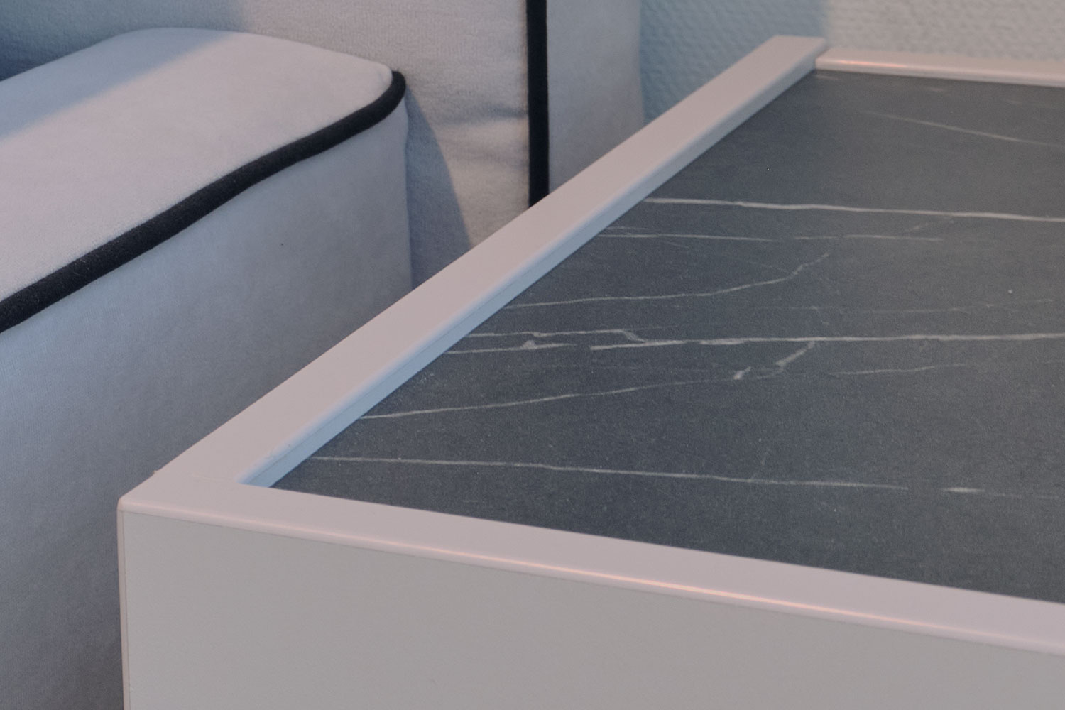 Прикроватные тумбы - изображение №9 "Прикроватная тумба Милагро с выдвижным ящиком"  на www.Angstrem-mebel.ru