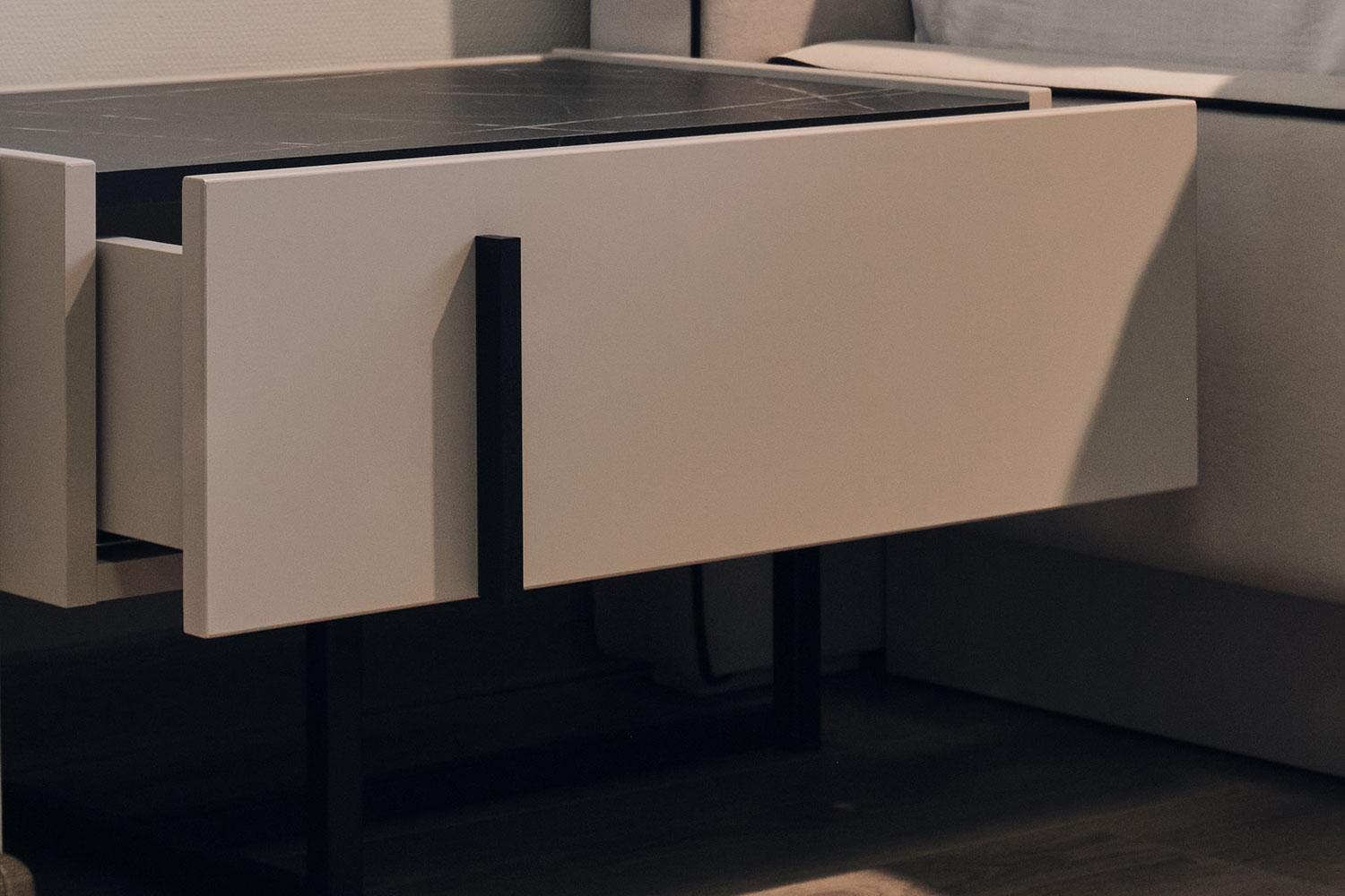 Прикроватные тумбы - изображение №7 "Прикроватная тумба Милагро с выдвижным ящиком"  на www.Angstrem-mebel.ru