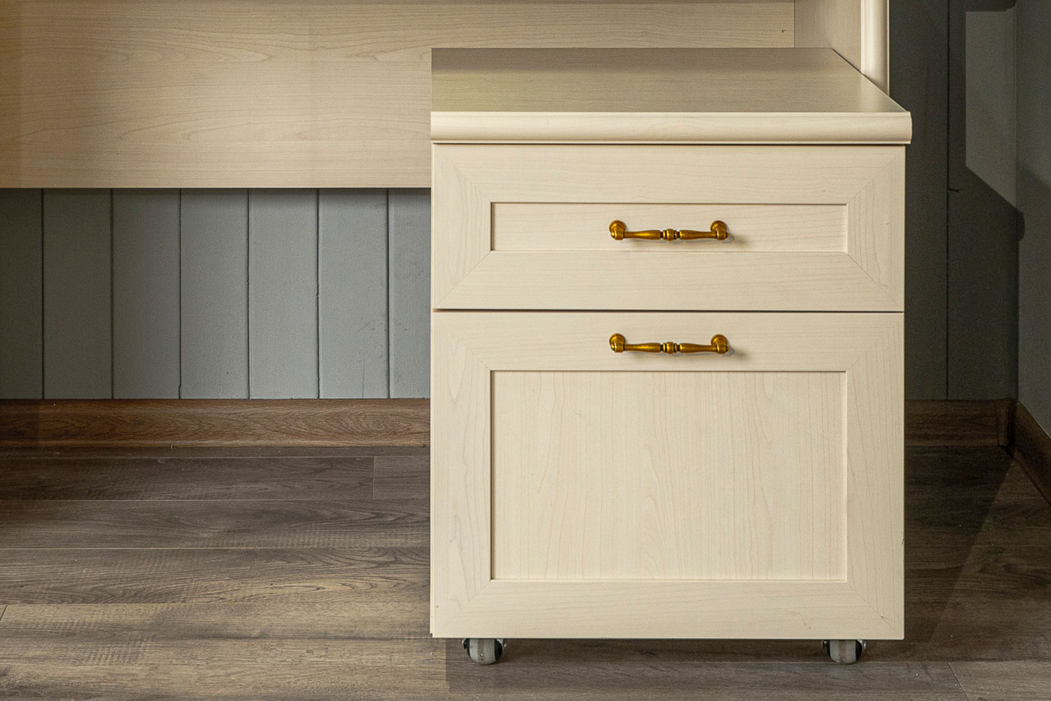 Прикроватные тумбы - изображение №9 "Выкатная тумба Кантри "  на www.Angstrem-mebel.ru