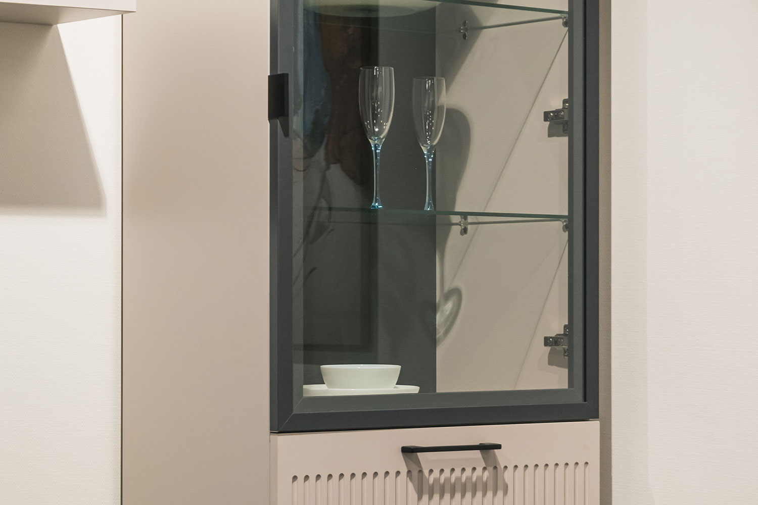 Шкафы-пеналы - изображение №6 "Шкаф Хилтон (левый)"  на www.Angstrem-mebel.ru