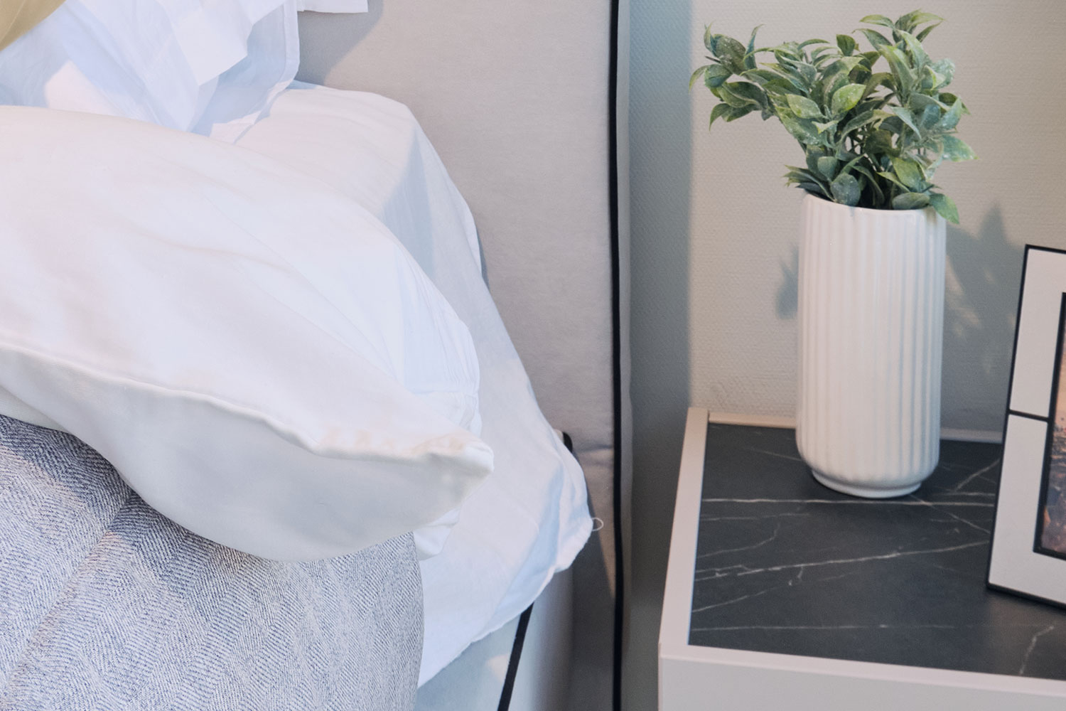 Прикроватные тумбы - изображение №10 "Прикроватная тумба Милагро с выдвижным ящиком"  на www.Angstrem-mebel.ru